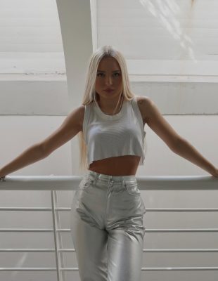 Srebrne pantalone kao ključni modni dodatak za proleće 2023.