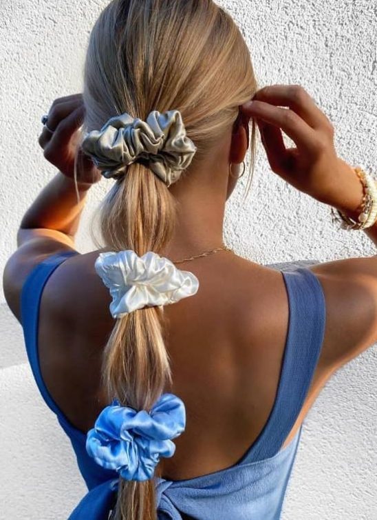 Velike scrunchie gumice za kosu su najveći trend sezone