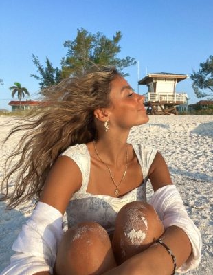Beach waves je frizura koju želimo da nosimo i posle mora – evo kako da je kreirate