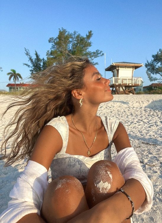 Beach waves je frizura koju želimo da nosimo i posle mora – evo kako da je kreirate