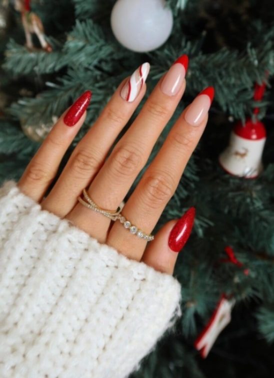 Ideje za novogodišnji manikir – od candy cane motiva do maksimalističkog dizajna