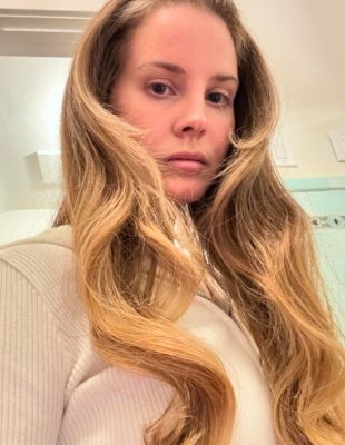 Lana Del Rey je opet plava, a mi smo se prisetili njenih najlepših frizura