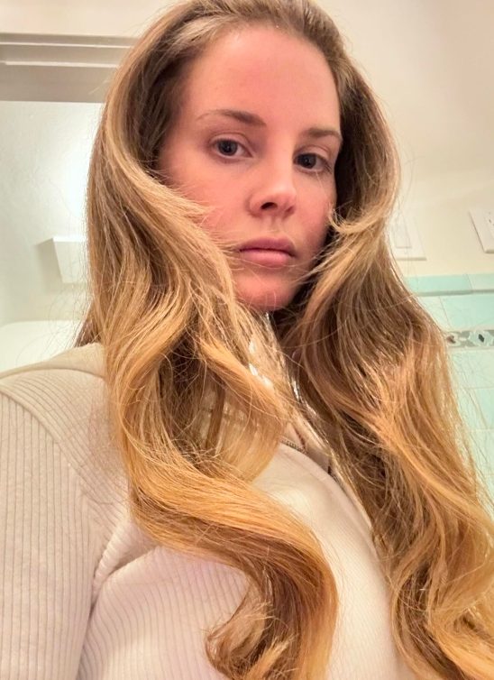 Lana Del Rey je opet plava, a mi smo se prisetili njenih najlepših frizura