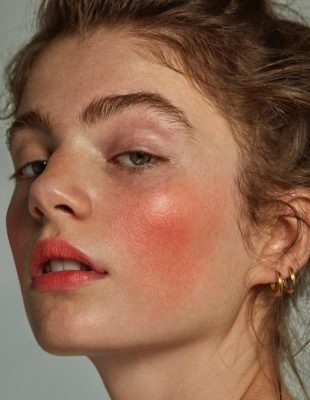 Boyfriend blush: Najefektnija tehnika nanošenja rumenila koja osvaja TikTok