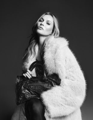 Kate Moss ponovo nosi kultnu Le City torbu u Balenciaga kampanji