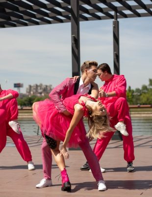 Održan Flash Mob Dance – regionalni plesači i influenseri zaplesali na platou ispred Galerije