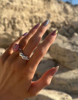 Seashell nails: Nokti u prelamajućim morskim bojama su najlepši manikir za leto
