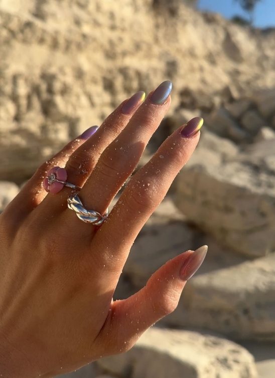 Seashell nails: Nokti u prelamajućim morskim bojama su najlepši manikir za leto