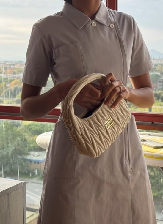Miu Miu predstavio kratki film “Autobiografija jedne torbe” Joanne Hogg