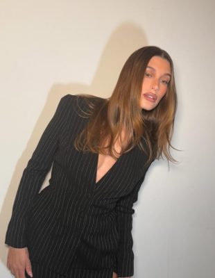 Berry girl proleće stiže: Da li Hailey Bieber lansira novu nijansu rumenila?