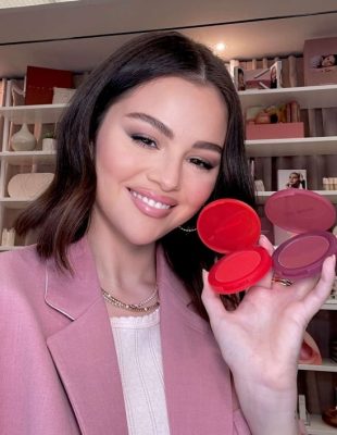 Selena Gomez pokazala najbolji način za nanošenje novog Rare Beauty rumenila