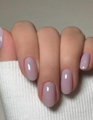 Lavanda mlečni nokti su prolećni trend manikira koji osvaja, a evo kako ćemo ga nositi