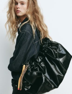Najbolji “dupe” do sada? Zara lansirala torbu inspirisanu Miu Miu ikoničnim “Joie” modelom