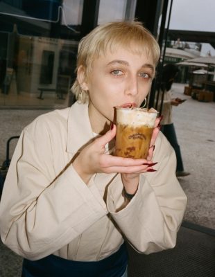 Dove i Emma Chamberlain žele da tuširanje bude kao ispijanje omiljene kafe