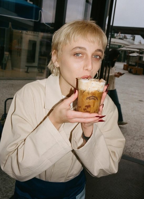 Dove i Emma Chamberlain žele da tuširanje bude kao ispijanje omiljene kafe