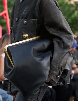 Ovog proleća nosimo (pre)velike clutch torbe, a evo i zašto