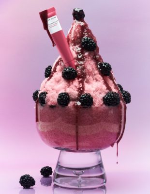Kako do “glass lips”? Uz prvi tonirani balzam za usne brenda Glow Recipe