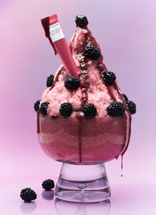 Kako do “glass lips”? Uz prvi tonirani balzam za usne brenda Glow Recipe
