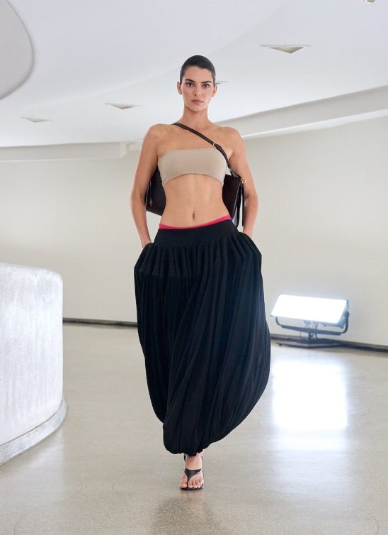 Chloe, Loewe i Alaia su razlog zašto ovog leta nosimo harem pantalone