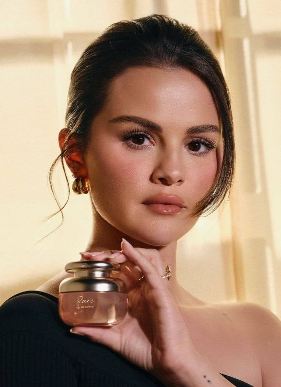 Rare Beauty lansirao novitete koji nismo očekivali, a u pitanju je parfem i mirisni balzami