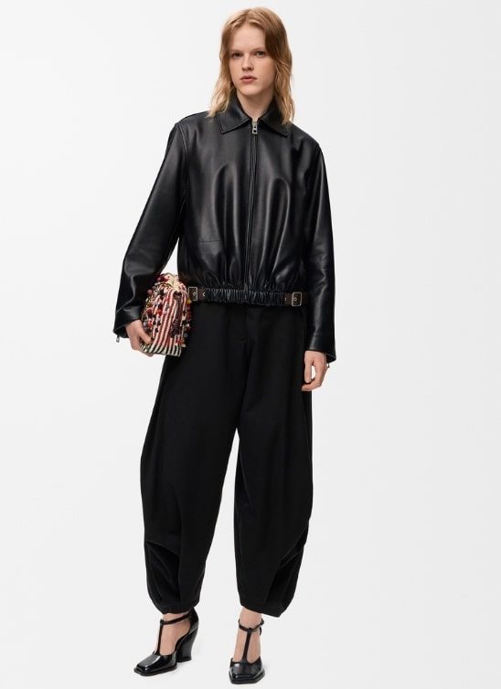 U fokusu: Loewe Belted Jacket kao manifest fluidnog luksuza