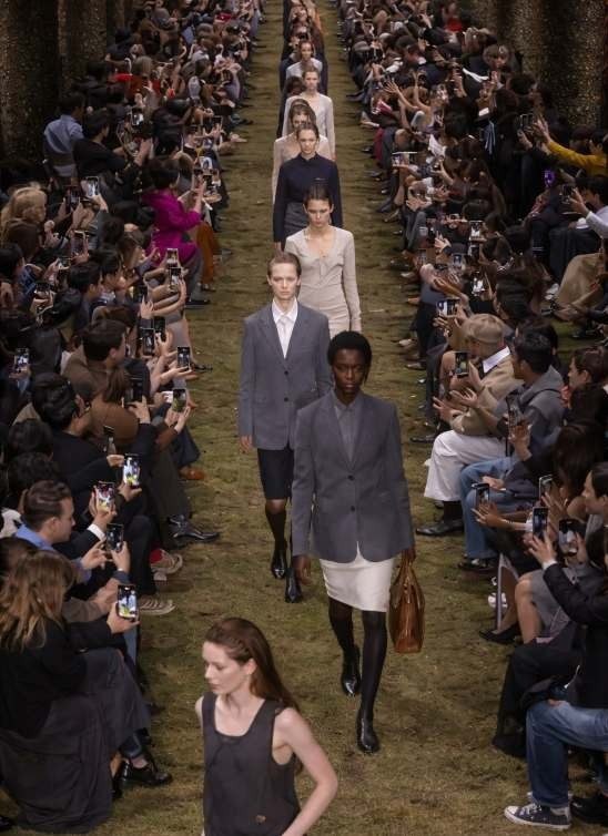 Miu Miu FW26: Boemski duh i outdoor estetika na travnatoj pisti