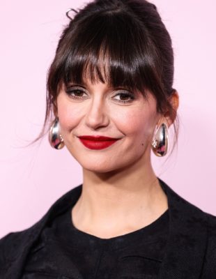 Nina Dobrev otkrila puder kojem veruje već 17 godina i dalje mu je verna