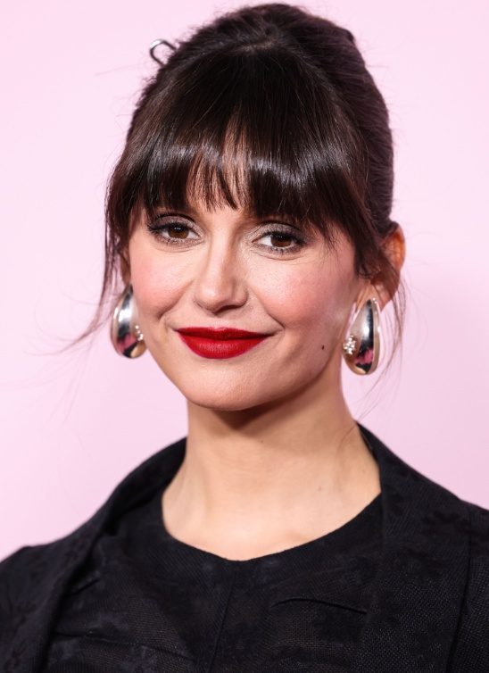Nina Dobrev otkrila puder kojem veruje već 17 godina i dalje mu je verna