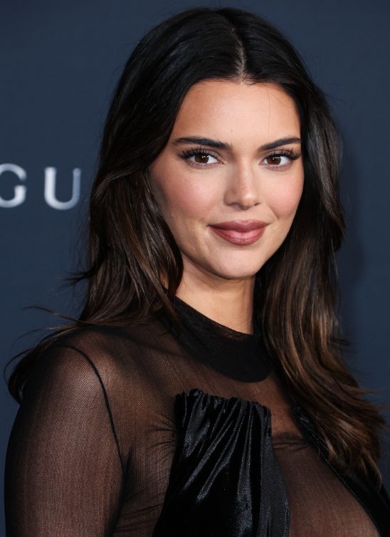 Kendall Jenner nosi retro patike koje će obeležiti jesen
