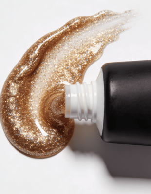 Svetlucava šminka ne mora da bude napadna, a novi beauty lookovi to najbolje pokazuju